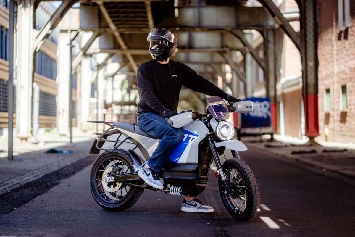 Rider on the GR1T G1X electric motorcycle in an urban Berlin setting